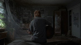 Ellie de dos assise sur un lit avec sa guitare à la main