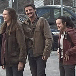 Anna Torv, Pedro Pascal et Bella Ramsey sur le tournage de The Last of Us (HBO)