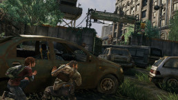 The Last of Us : Elli et Joel accroupi derrière une voiture pour se cacher à l'entrée de Pittsburgh