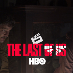 Montage du logo de la série The Last of Us (HBO) sur un plan de la saison 1 montrant Ellie et Joel en train de sa cacher derrière un meuble, dans l'obscurité.