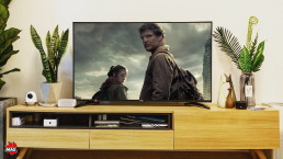Montage : Poster de The Last of Us (HBO) intégré à une photo de télévision dans un salon.