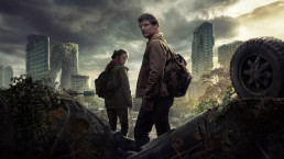 The Last of Us HBO : Ellie et Joel se dirigent vers une ville. Ils se retournent vers nous.
