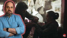Montage d'une photo de Craig Mazin croisant les bras en surimpression sur un extrait de la série The Last of Us (HBO), qui montre Ellie et Joel réfugiés dans un bâtiment, l'homme donnant un pistolet à l'adolescente.