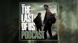 Image promotionnelle du podcast officiel de la série The Last of Us. Elle reprend l'un des posters de la série, montrant Joel et Ellie (Pedro Pascal et Bella Ramsey) de dos, tournant la tête derrièère eux tandis qu'ils marchent vers la ville.