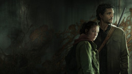 Portrait promotionnel de Bella Ramsey et Pedro Pascal en Ellie et Joel pour la saison 1 de la série The Last of Us HBO. Ils posent devant un mur délabré sur lequel se répand le cordyceps.