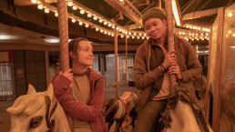 Plan rapproché sur Ellie et Riley à bord d'un carrousel. Elles sont toutes les deux assises sur une monteur et se regardent avec douceur.