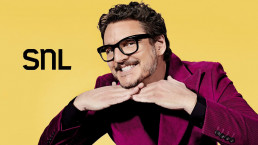 Portrait de Pedro Pascal souriant pour la promotion du SNL.