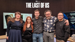 Photo de groupe des invités de l'émission StreamVF spécial The Last of Us (HBO), à savoir les comédiens de doublage Emmylou Homs et Boris Rehlinger, ainsi que Valérie de Vulpian, directrice artistique.