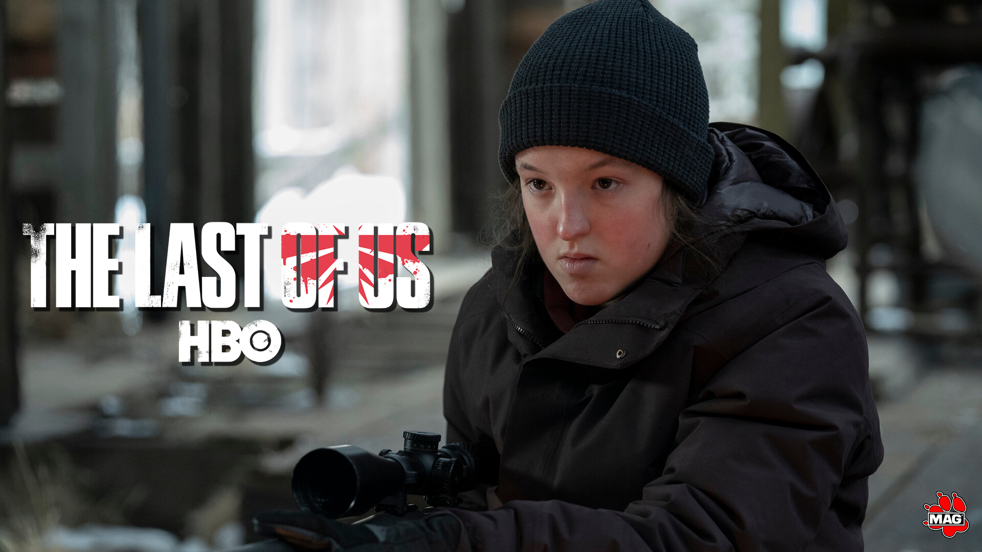 Gros plan sur Ellie (Bella Ramsey) dans l'épisode 8 de la saison 1 de The Last of Us (HBO). Elle est vêtue chaudement, portant notamment un bonnet sombre et des gants. Abritée sous une cabane en bois en mauvaise état, on voit la neige à l'extérieur. Enfin, elle tient un fusil de chasse dans les mains et fixe quelqu'un hors-champ avec sérieux.