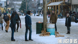 Plan d'ensemble sur Maria, Tommy, Joel et Ellie rassemblés aturou d'un feu dans la grand-rue de Jackson, dans l'épisode 6 de The Last of Us HBO.