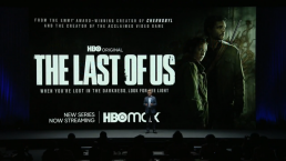 Photo de Kenichiro Yoshida posant devant une image promotionnelle de la série The Last of Us (HBO), affichée sur grand écran durant le Sony Corporate Strategy Meeting 2023.