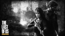 Image en noir et blanc d'Ellie et Joel avec, en arrière-plan, une ville en décombres.