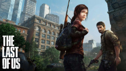 Artwork du premier The Last of Us. Le décor est urbain, avec quelques arbes et un ciel dégagé. En contreplongé, on voit Ellie et Joel et qui se sont arrêtés dans leur avancée pour jeter un œil derrière eux.