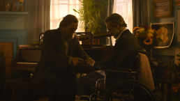 Bill et Frank sont assis dans leur salon, à côté du piano. Bill passe une alliance à l'annulaire de Frank. (The Last of Us HBO, saison 1, épisode 3)