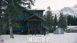 Ellie et Tommy sortent d'une maison de Jackson. Il fait jour dehors. La ville est sous la neige. (The Last of Us HBO, saison 1, épisode 6)