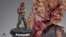 Gros plan sur la tête de la statuette d'un clauqueur de The Last of Us Part II en armure.