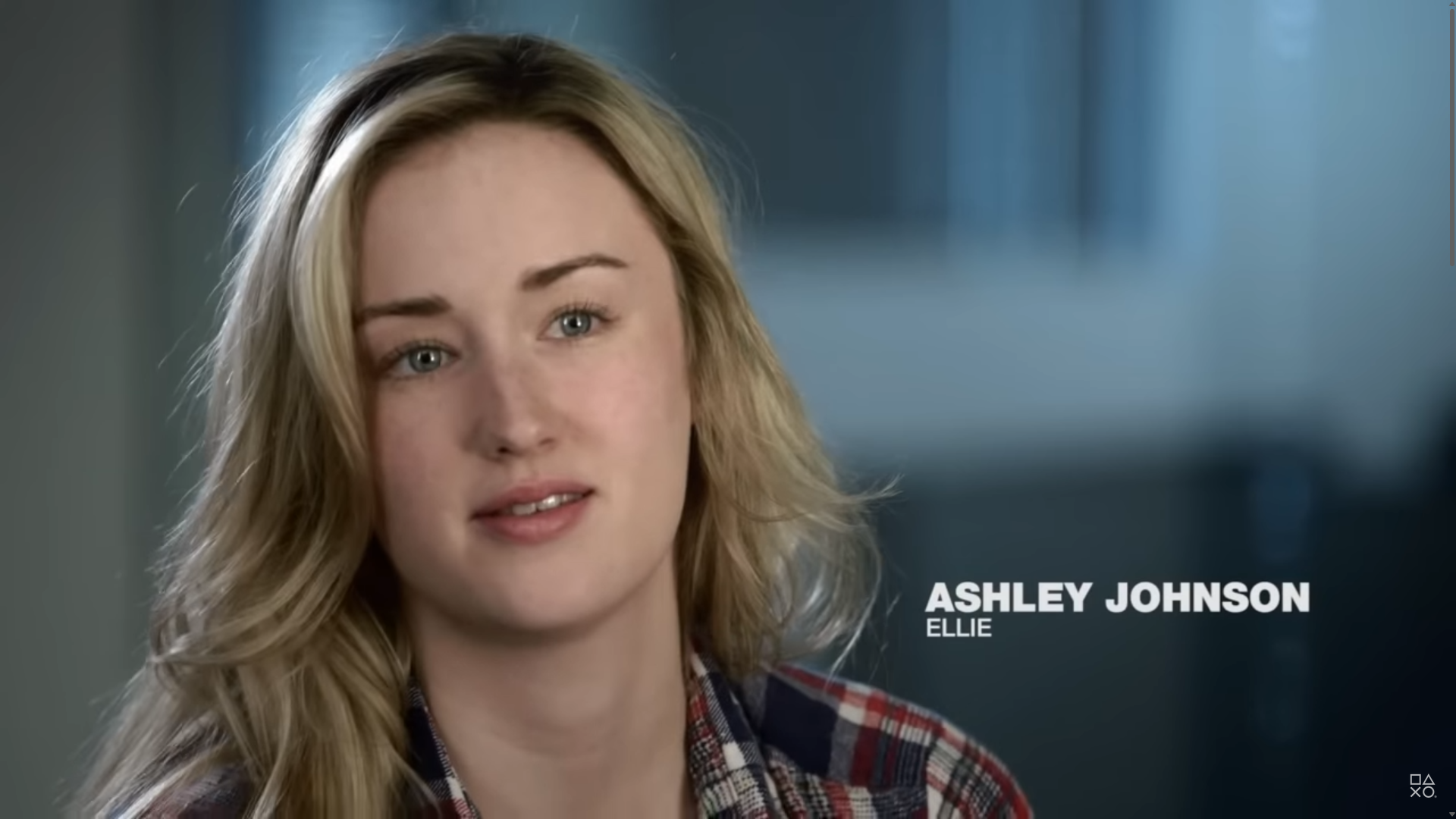 Gros plan sur le visage d'Ashley Johnson en interview pour le making-of