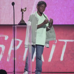 Lors de la cérémonie des Spirit Awards il a obtenu le prix de la meilleure performance révolutionnaire dans une série.