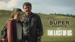Montage d'un plan de d'Ellie et Joel (Bella Ramsey et Pedro Pascal) en extérieur, de jour, avec de la verdure en arrière-plan, et les logos de la série The Last of Us (HBO) et des Critics Chocie Super Awards.
