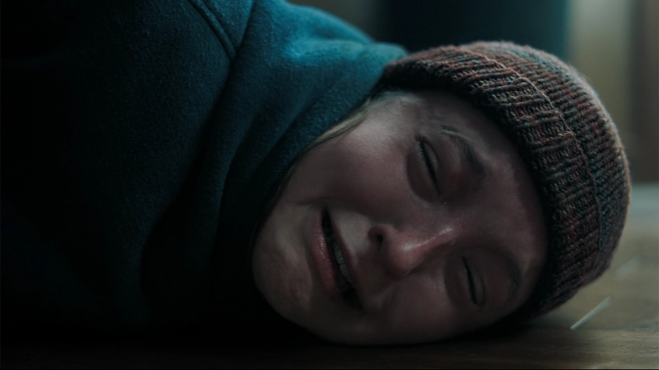 TLOU HBO Saison 2 Episode 2 : Ellie à tarre et en larmes dans le chalet.